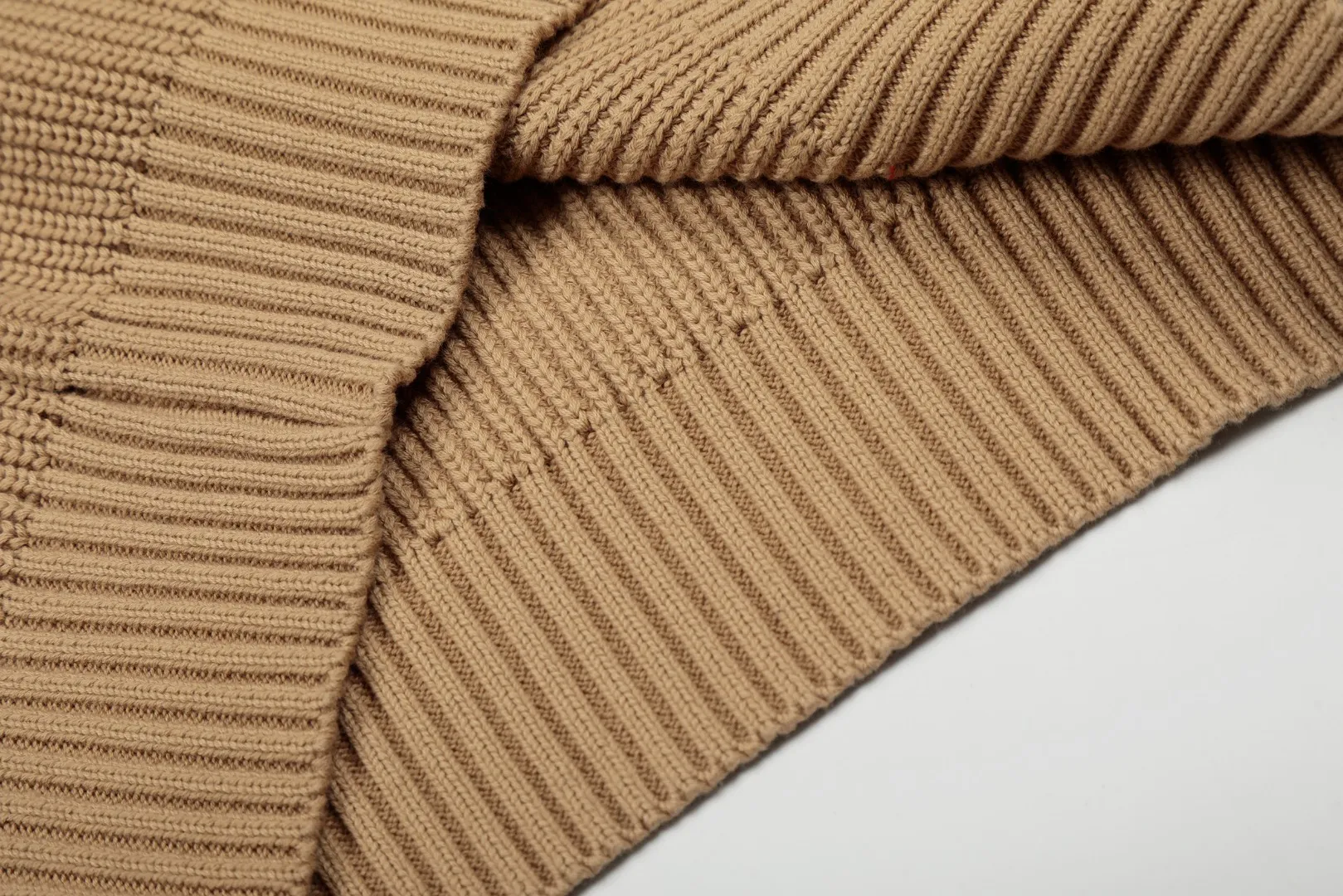 P220 Top quality" Style number: DS812# (not off the shelves all year round) [Ralph Lauren round neck piqué knitted sweater with war horse embroidery on the front and back] ✅Ralph Lauren classic basic versatile round neck pullover sweater for men and women ✅Main supply platform live broadcast Wholesale entity Replenish if out of stock Not removed from the shelves ✅ZP quality 1:1 version Scan the code to enter the GF website Counter quality ✅Detailed quality The only one in Guangzhou Imported quality cotton yarn Mainly high-end, cost-effective, good quality needless to say ✅The version is restored to the original order, the maximum size can be worn up to 200 pounds, loose, comfortable and stress-free ✅The upper body is simple and easy to match, ootd must-have style, good-looking clothes are never picky, a must-have item in the wardrobe is recommended. Size: S-XL Color: White, gray, khaki, navy blue, brown, burgundy, black with white label, black with red label